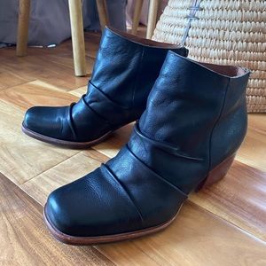 Kork-Ease Black Leather Boots size 8.5